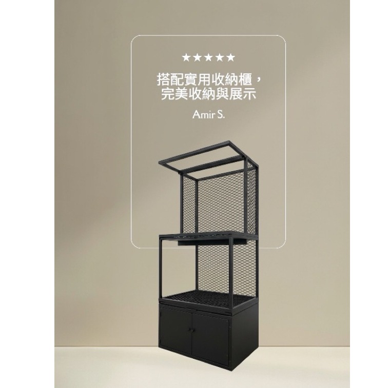 精巧尺寸： 面寬80公分，深度50公分，總高度180公分，設計上提供充足的空間來擺放各種植物及物品，同時保持空間整潔。

雙層收納櫃： 下方配有雙開門收納櫃（40*40公分），內部空間寬敞，適合收納各種雜物，櫃門設有磁吸鎖，確保物品安全無誤。

燈條設計： 配備兩支燈條，不僅提供充足的光源來照亮你的植物，也能增添環境的氛圍感，無論是白天或夜晚，都能讓植物展示得更加迷人。

接水盤功能： 配有兩個接水盤，有效防止水分滴落，保持桌面或地面乾淨，特別適合有盆栽需求的家庭或辦公環境。

高溫塗裝技術： 採用高溫塗裝消光黑表面處理，這不僅增加了架子的耐用性與防生鏽特性，還能增添現代、簡約的視覺感覺，適合各種家居風格。

多功能設計： 無論是放置盆栽、展示裝飾品，還是收納日常雜物，這款鐵架都能輕鬆應對，並且兼具美觀和實用。

