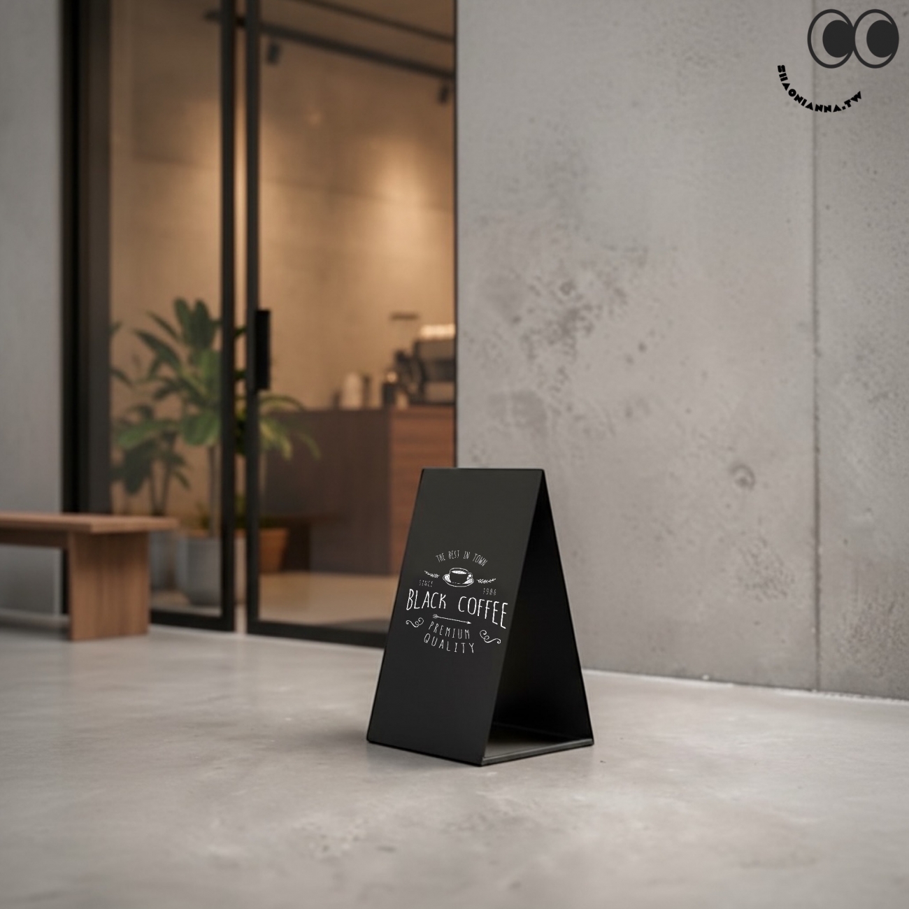 金屬展示三角牌專為商業展示而設計，擁有精緻的消光霧黑表面，提供耐用且專業的視覺效果。其尺寸為 面寬55公分 和 高度92.5公分，特大版面讓您的廣告和信息更加突出，無論是店內展示還是戶外促銷，都能輕鬆吸引顧客目光。