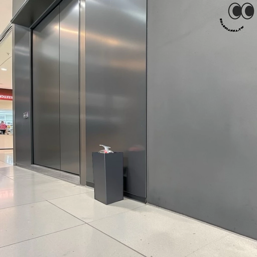 以簡約俐落的設計，讓必要的消防設備也能融入室內空間美感。採用金屬材質製作，結構穩固耐用，搭配消光霧黑烤漆，低調不反光，適合各式商業與公共室內空間。

尺寸：22.3 × 22.3 × 總高 50（cm）

材質：金屬

顏色：消光霧黑

適用空間：室內（辦公室、商場、飯店、公共空間等）