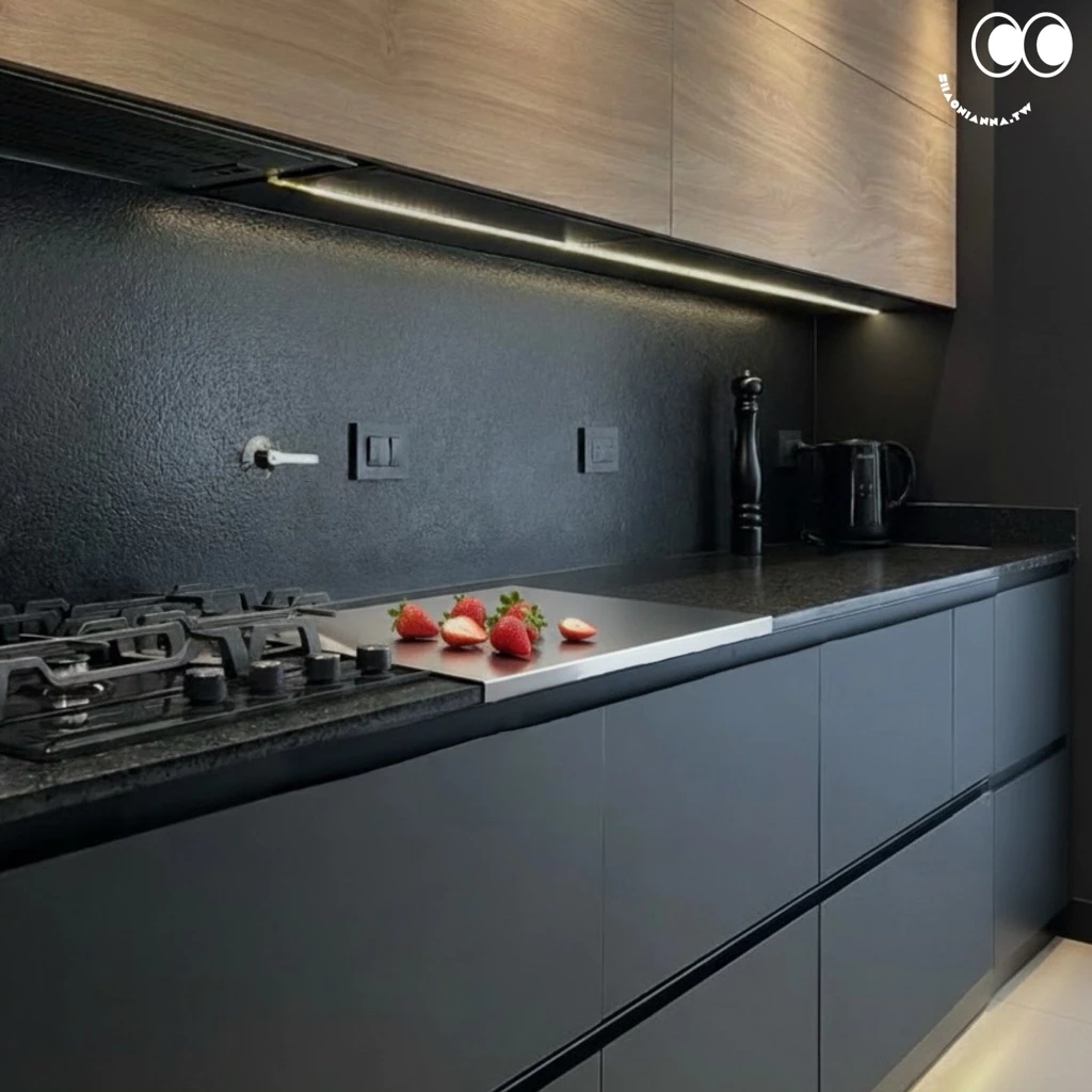 薄板容易翹曲、裂開或因長期使用變形，使用壽命短。
2mm 厚板結構更穩固，不易變形，耐用性高，長期使用更安心。
我們的砧板厚度加倍，耐用性提升，長期使用仍能保持平整，不易變形。」
砧板表面經過電解拋光，手感光滑，清潔容易，保持衛生和專業外觀
✔ 304不鏽鋼材質
耐腐蝕、耐水洗、不發霉 