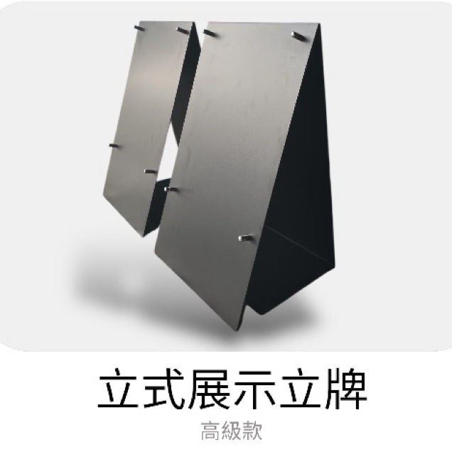 鐵製結構：堅固耐用，不易變形，適合長期商用使用
消光黑塗層：質感細緻，防反光、耐看不易顯舊
穩定落地式設計：重心穩固，擺放安心不易傾倒
極簡工業風格：提升整體空間質感
多場域適用：店面、飯店、展覽、商辦、接待空間皆合適