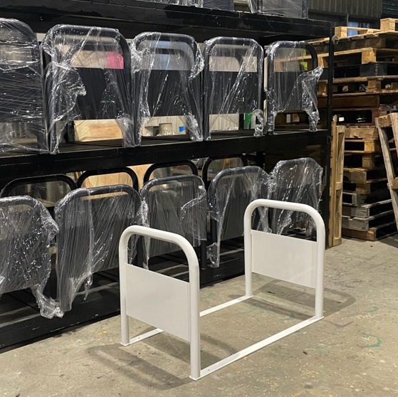 一體成形的好處 久了螺絲不會鬆脫  採用CO2熔接 電弧與焊道熔池周圍罩以二氧化碳保護氣體的焊接方法
具有明弧抗裂性好，
這組面總寬115深度60高度70公分 輪椅可以過
小座的面寬80深度60高度70公分 輪椅無法過