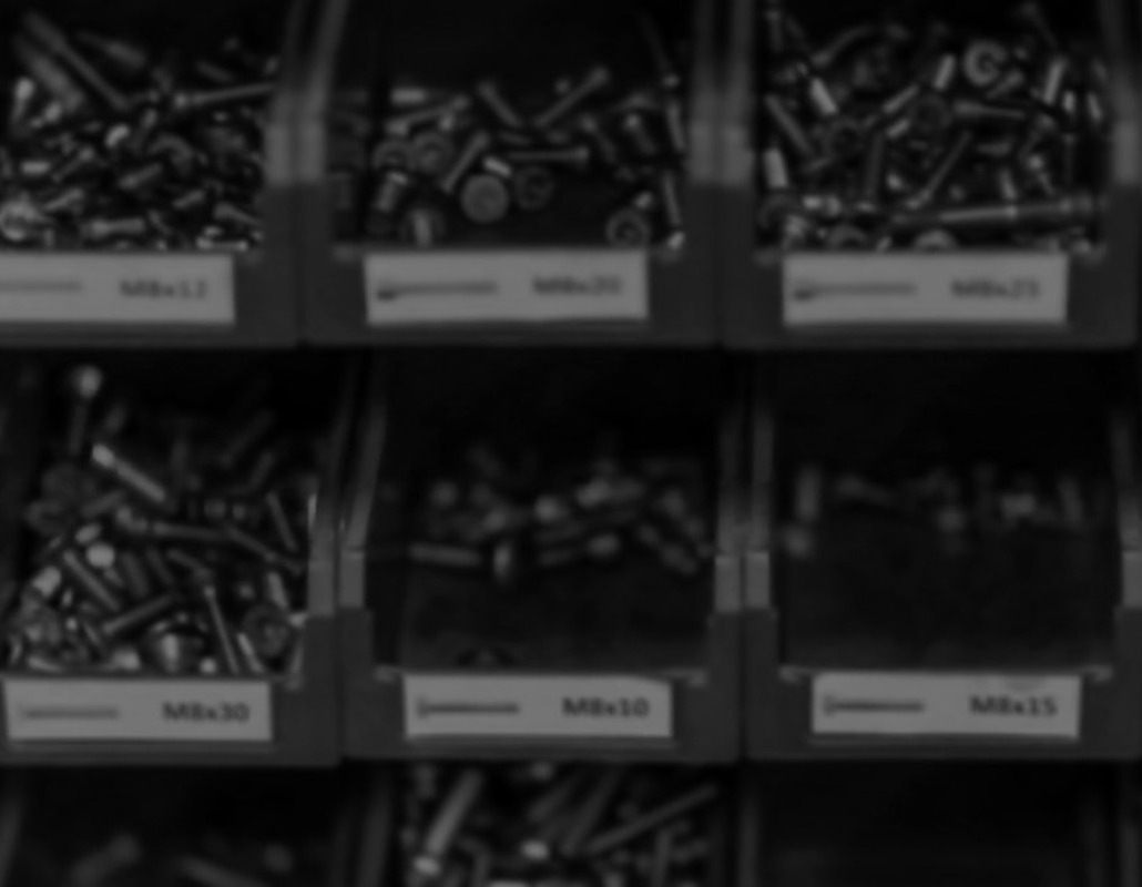 金屬材料與成品販售：通道架、防撞護欄、花板與鐵管供應