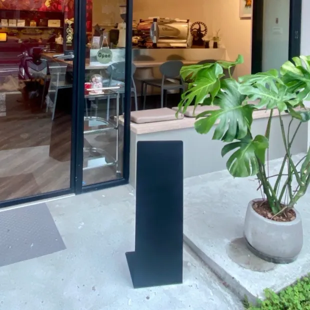 立牌、引導顧客、活動宣傳、吸引顧客目光、傳達資訊、提升品牌形象和增加銷售