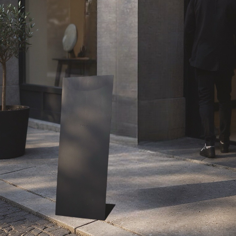 立牌、引導顧客、活動宣傳、吸引顧客目光、傳達資訊、提升品牌形象和增加銷售