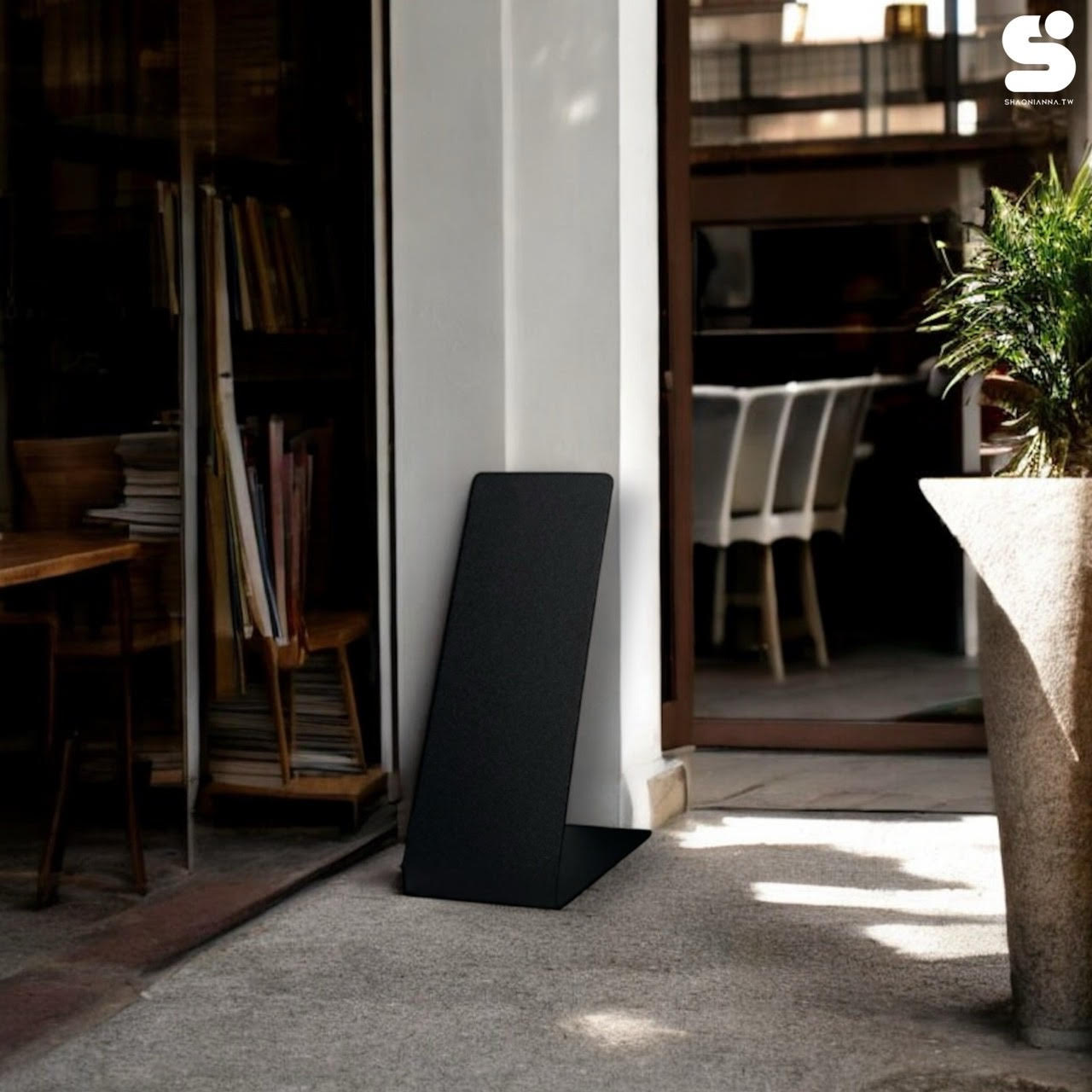 立牌、引導顧客、活動宣傳、吸引顧客目光、傳達資訊、提升品牌形象和增加銷售